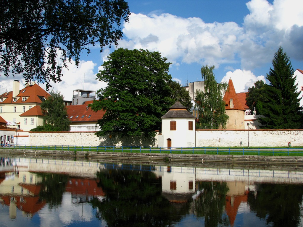 Pohled na parkán s baštou Otakarkou vpravo
