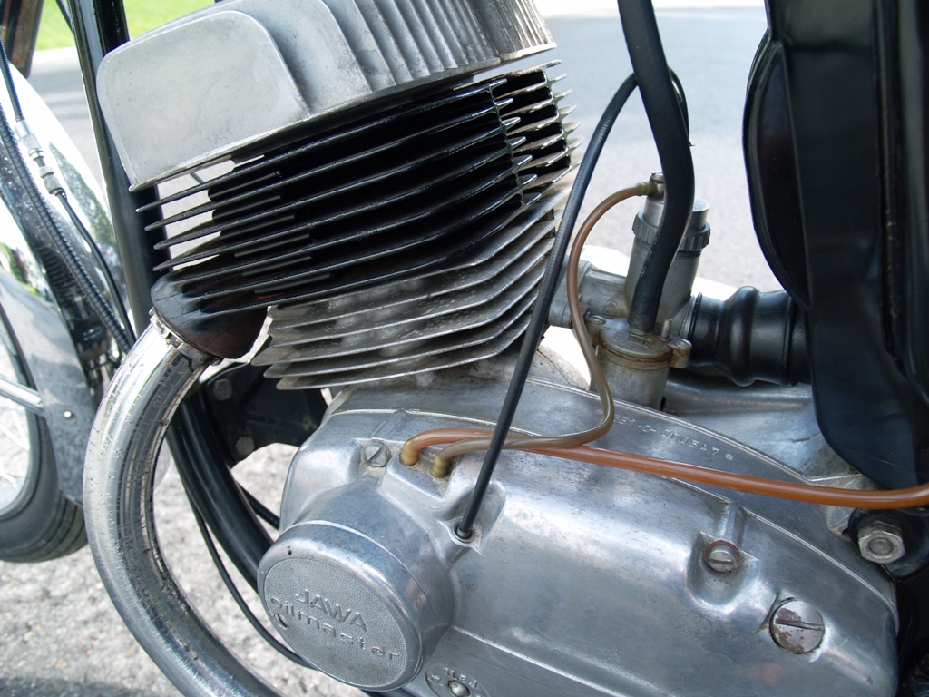 Jawa 350/634-6 Kanada - detail karburátoru a čerpadla